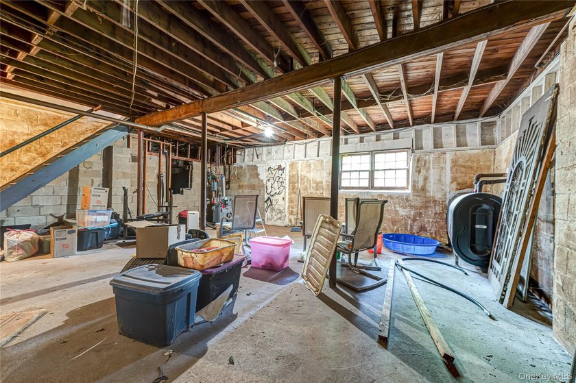 Opportunity to make this charming Halesite home your own. Tucked - photo 22