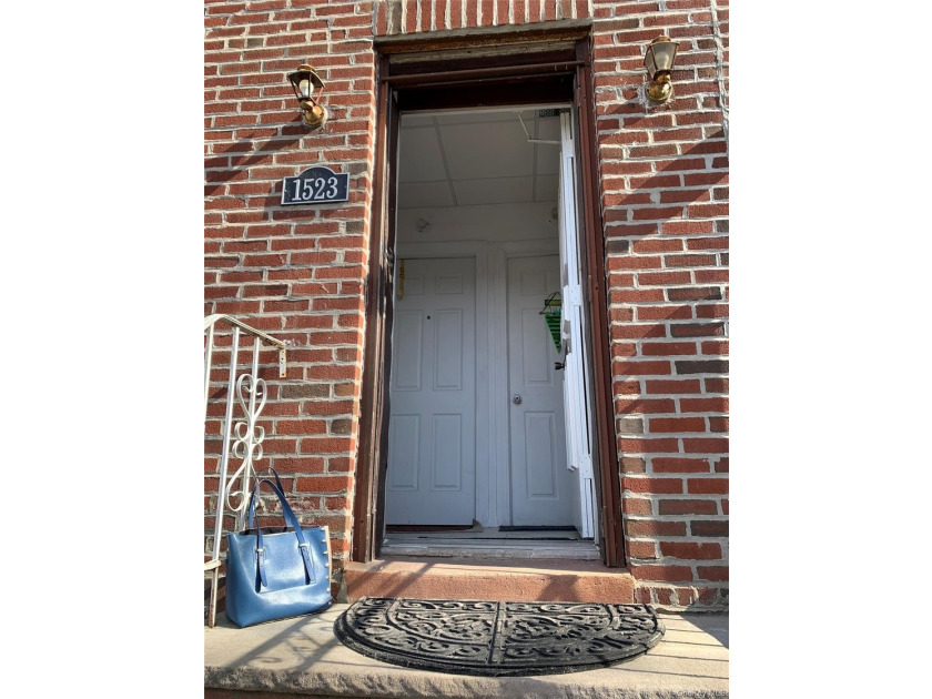 Short Sale. Fully Finished Basement with Separate Entrance - photo 24