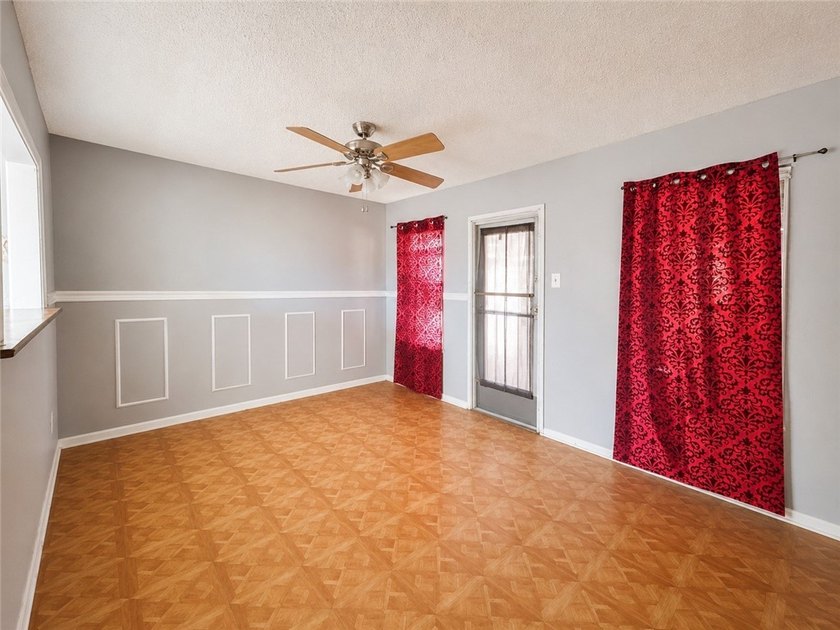 Investor special with plenty of potential. This 3 bedroom, 1 - photo 3