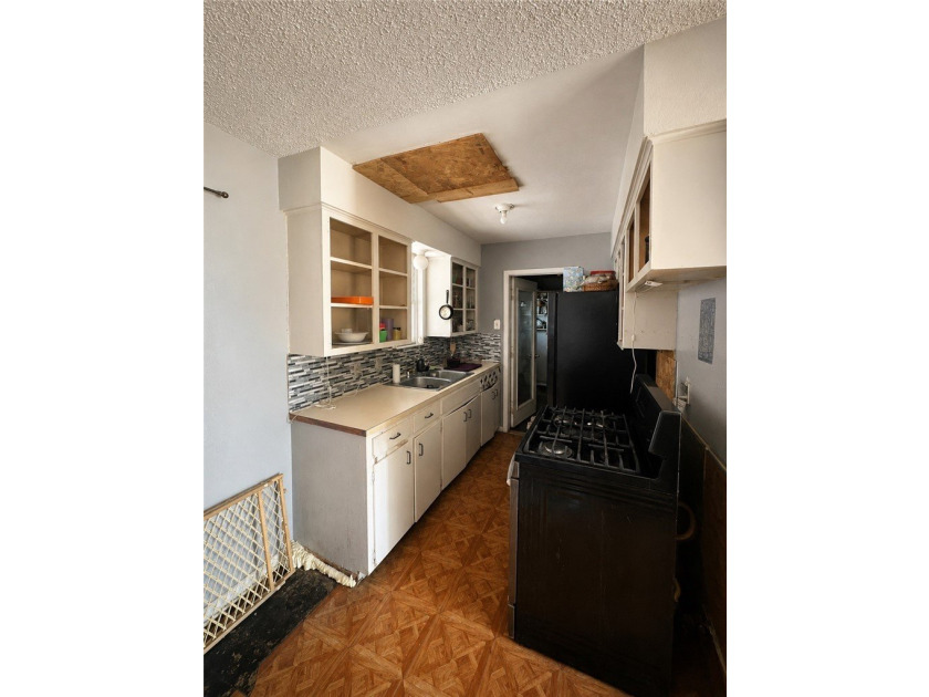 Investor special with plenty of potential. This 3 bedroom, 1 - photo 4