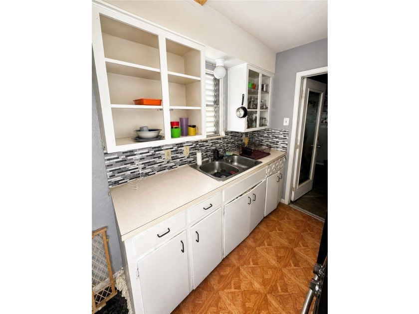 Investor special with plenty of potential. This 3 bedroom, 1 - photo 5