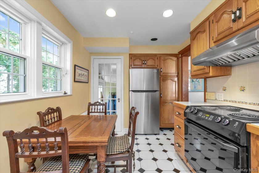 Welcome home to this cozy 3-bedroom colonial in the heart of - photo 9