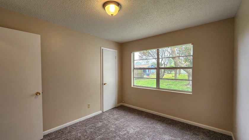 BRAND NEW ROOF in 2025. NEW Carpet. Seller is willing to FULLY - photo 22