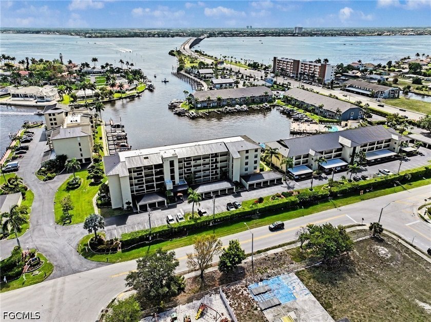 Fantastic 2 bedroom 2 bath 1 car garage gulf access condo in - photo 22
