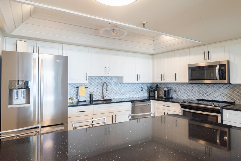 Beautiful 3 bedroom 3 full bath unit with Amazing Panoramic - photo 18