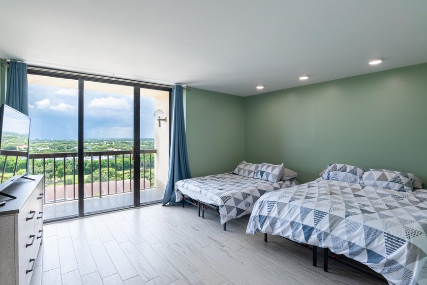 Beautiful 3 bedroom 3 full bath unit with Amazing Panoramic - photo 25