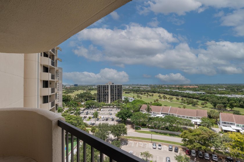 Beautiful 3 bedroom 3 full bath unit with Amazing Panoramic - photo 29