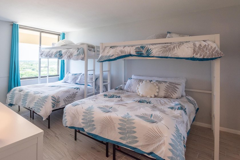 Beautiful 3 bedroom 3 full bath unit with Amazing Panoramic - photo 31