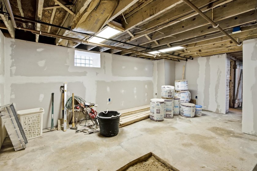 With a little TLC, this 4 bedroom, 1.5 bath home could be - photo 38
