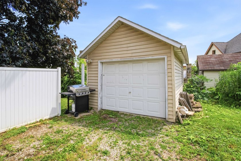 With a little TLC, this 4 bedroom, 1.5 bath home could be - photo 40
