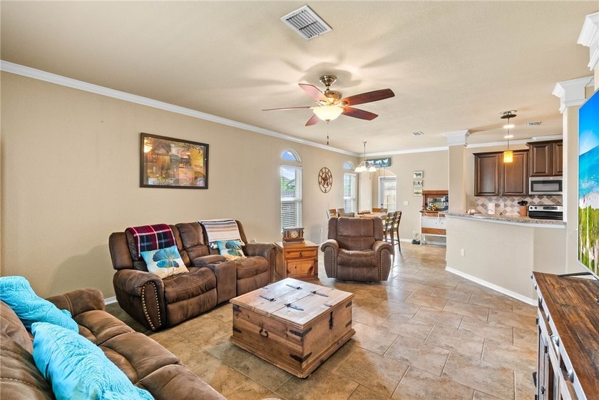 Looking to make your move to the highly desirable Bay Ridge - photo 4