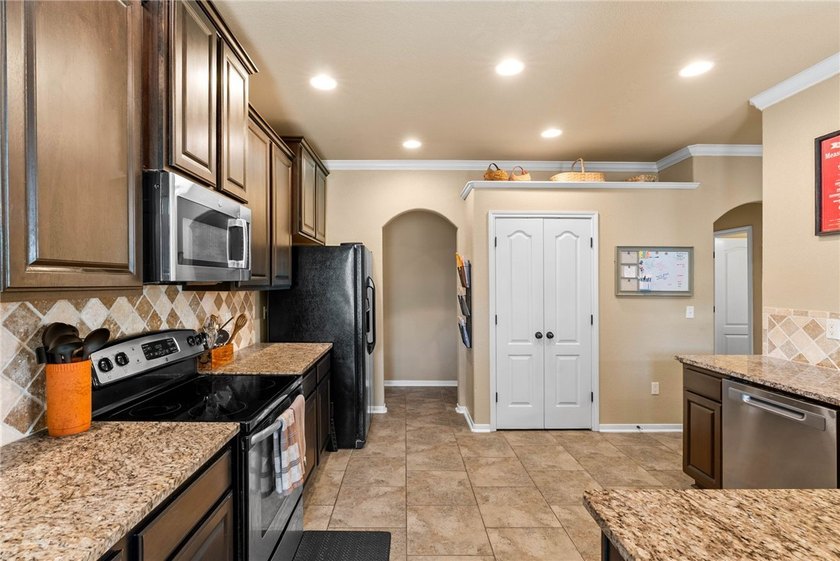 Looking to make your move to the highly desirable Bay Ridge - photo 9