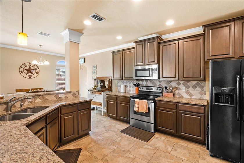 Looking to make your move to the highly desirable Bay Ridge - photo 10