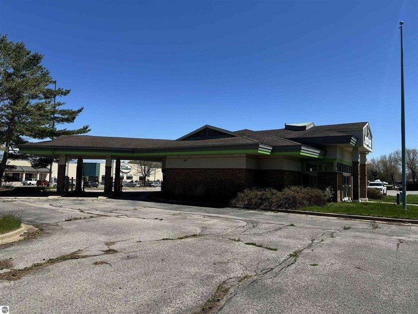 Establish your business in this high-visibility, 2,500 sq. ft - photo 2