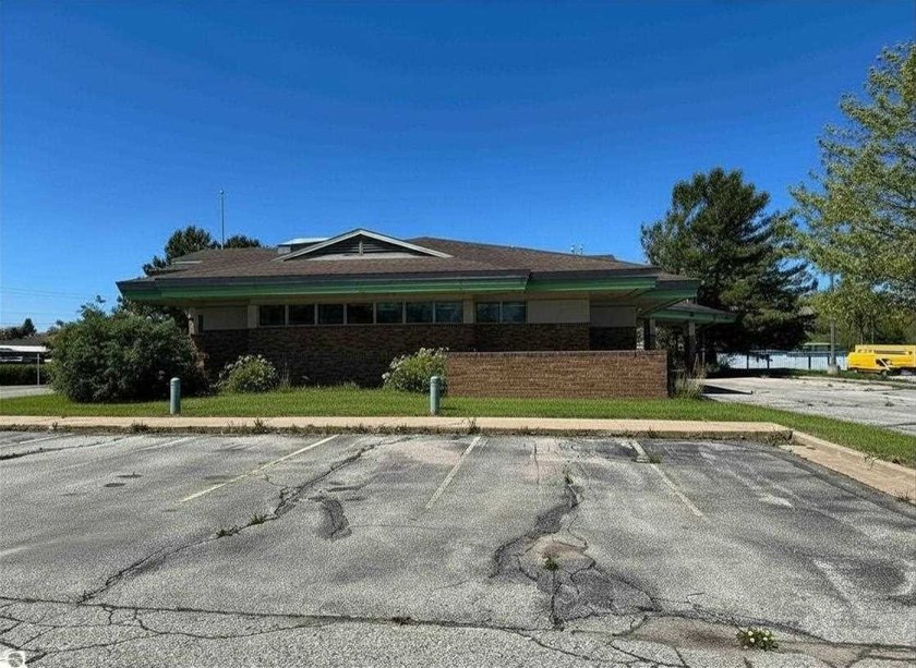 Establish your business in this high-visibility, 2,500 sq. ft - photo 3