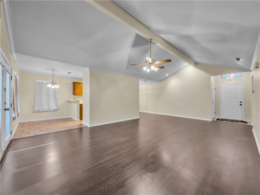 Experience the perfect harmony of comfort and convenience in - photo 3