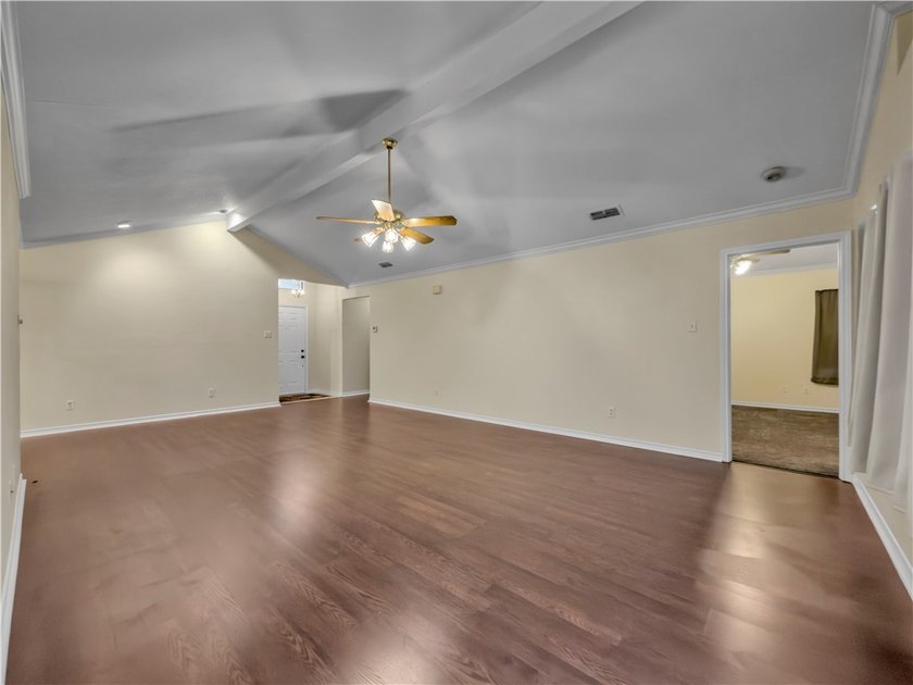 Experience the perfect harmony of comfort and convenience in - photo 4