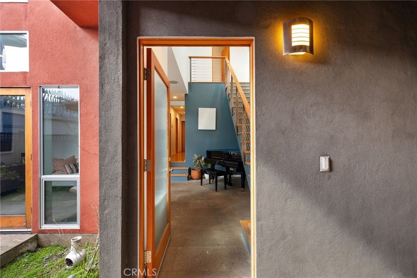 3 Bedroom, 2.5 Bath House + Detached 1 Bedroom, 1 Bathroom - photo 5