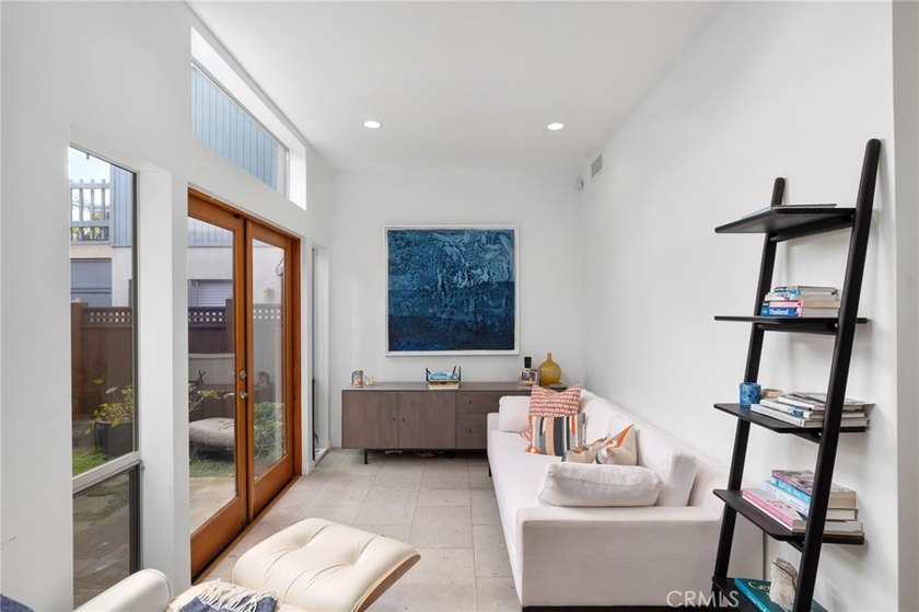 3 Bedroom, 2.5 Bath House + Detached 1 Bedroom, 1 Bathroom - photo 7