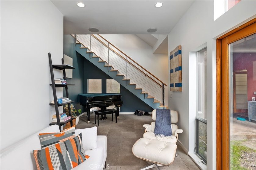 3 Bedroom, 2.5 Bath House + Detached 1 Bedroom, 1 Bathroom - photo 8