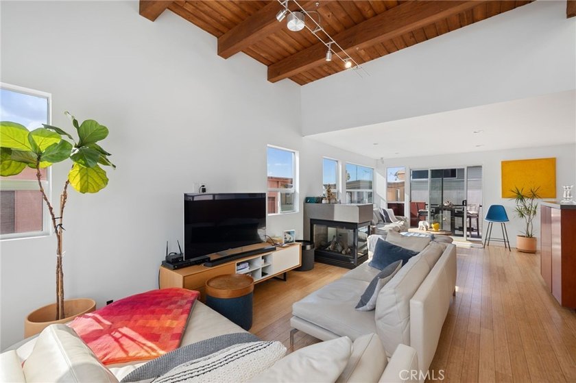 3 Bedroom, 2.5 Bath House + Detached 1 Bedroom, 1 Bathroom - photo 9