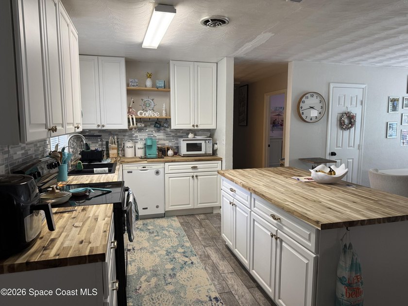 This beautiful home boasts 4 bedrooms pus a bonus/flex room and - photo 8