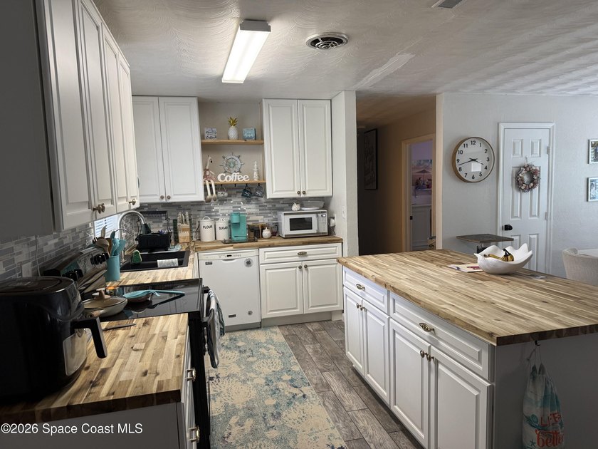 This beautiful home boasts 4 bedrooms pus a bonus/flex room and - photo 9