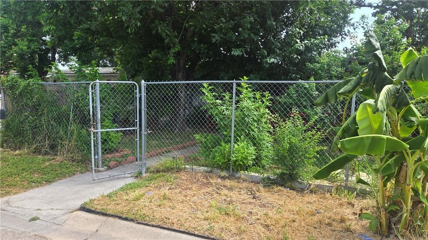 INVESTMENT OPPORTUNITY!! Main house is 4 Bedrooms and 1 Bath and - photo 2