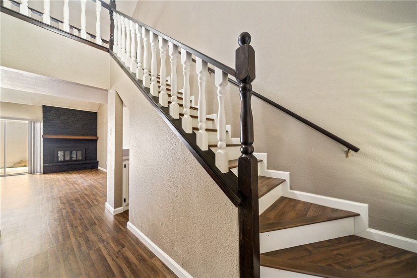 Welcome to this beautifully updated 3-bedroom, 2-bath home - photo 5