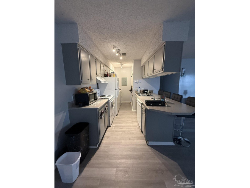 REDUCED PRICE!! I HAVE A VERY MOTIVATED SELLER. THIS TOWNHOME IS - photo 8