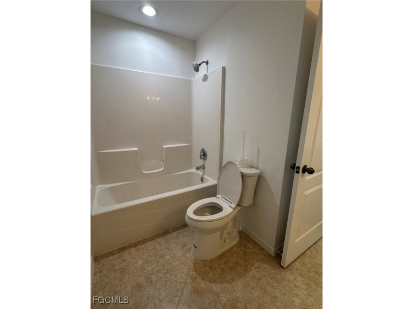 Renovated 3 bedrooms plus den, 2 bath, 2 car garage with new - photo 25