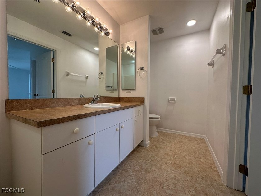 Renovated 3 bedrooms plus den, 2 bath, 2 car garage with new - photo 33