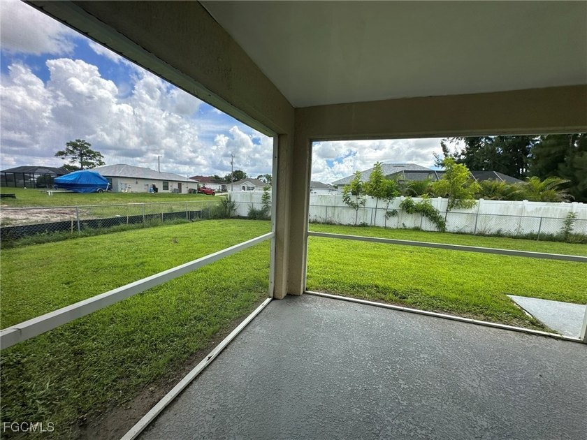 Renovated 3 bedrooms plus den, 2 bath, 2 car garage with new - photo 38