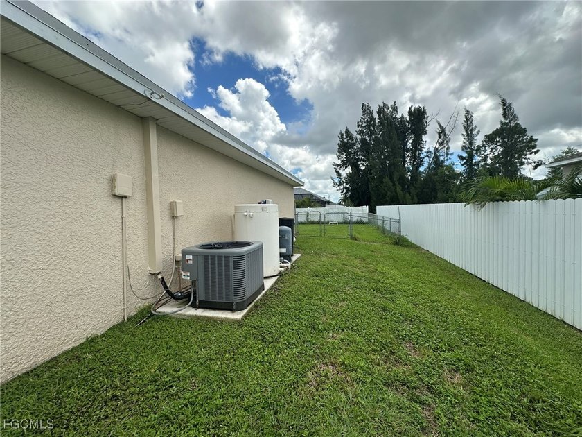 Renovated 3 bedrooms plus den, 2 bath, 2 car garage with new - photo 42
