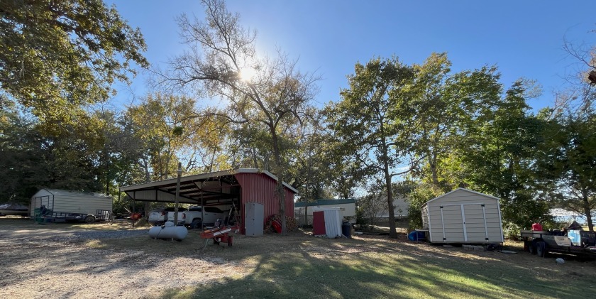 9x14 Shed, 32x35 Carport, Well House, 10x10 Shed - photo 12