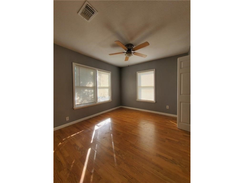 SHORT SALE OPPORTUNITY! This 3-bedroom, 2-bath home offers 1,088 - photo 5