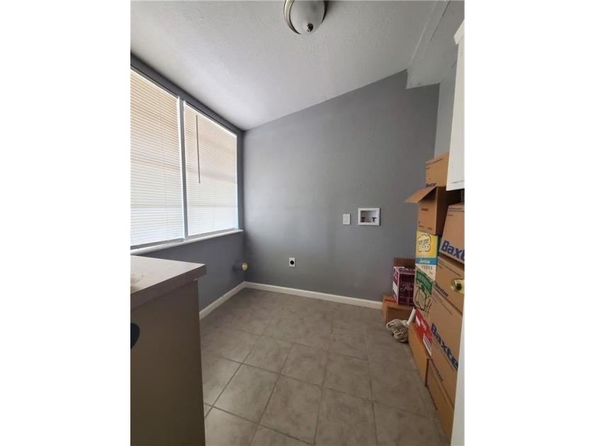 SHORT SALE OPPORTUNITY! This 3-bedroom, 2-bath home offers 1,088 - photo 7