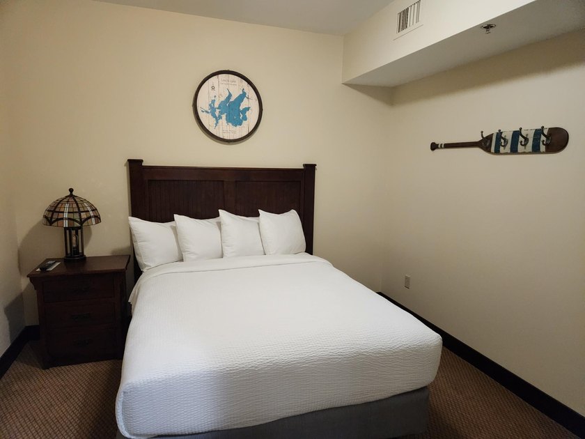 Updated 2 bedroom, 1 bathroom Chase on the Lake Condo. Being - photo 14