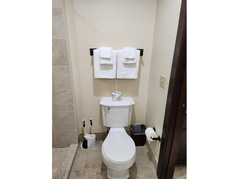Updated 2 bedroom, 1 bathroom Chase on the Lake Condo. Being - photo 17