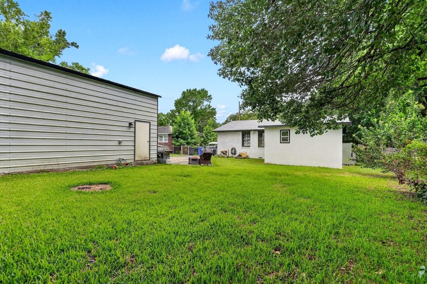 Welcome to the 3 bedroom 2 bath single family home, a charming - photo 24