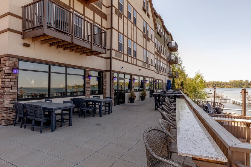 Updated 2 bedroom, 1 bathroom Chase on the Lake Condo. Being - photo 28