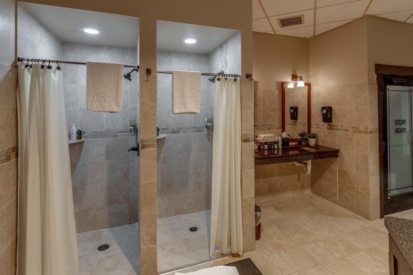 Updated 2 bedroom, 1 bathroom Chase on the Lake Condo. Being - photo 36