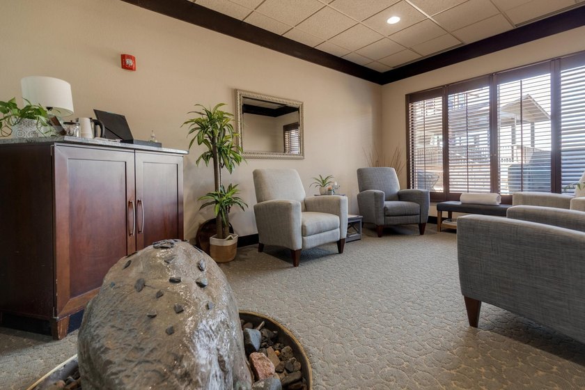 Updated 2 bedroom, 1 bathroom Chase on the Lake Condo. Being - photo 38