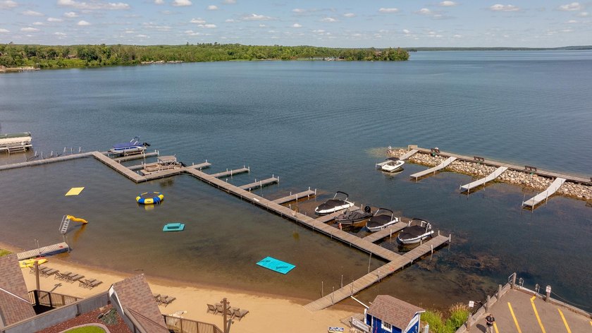 Updated 2 bedroom, 1 bathroom Chase on the Lake Condo. Being - photo 44