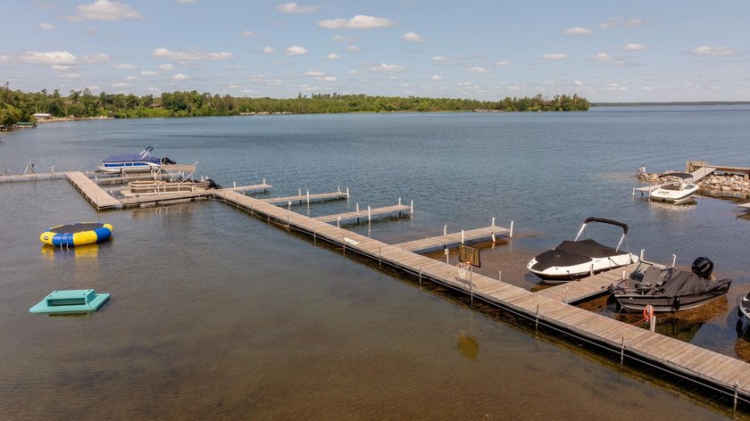 Updated 2 bedroom, 1 bathroom Chase on the Lake Condo. Being - photo 46