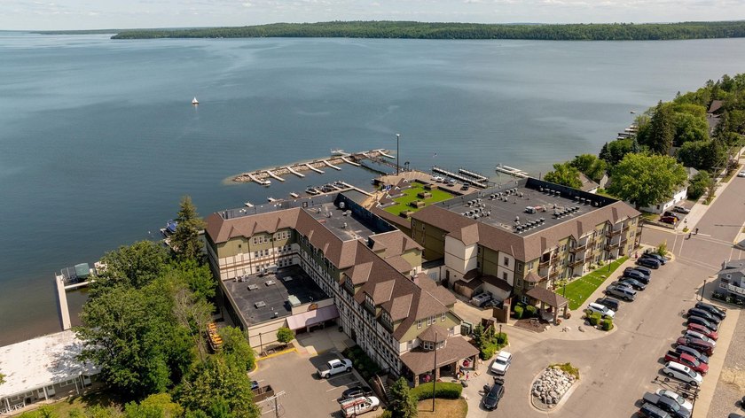 Updated 2 bedroom, 1 bathroom Chase on the Lake Condo. Being - photo 48