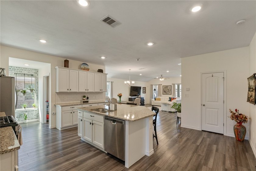 This beautiful 4 bedroom, 2 bath home is located in the - photo 4