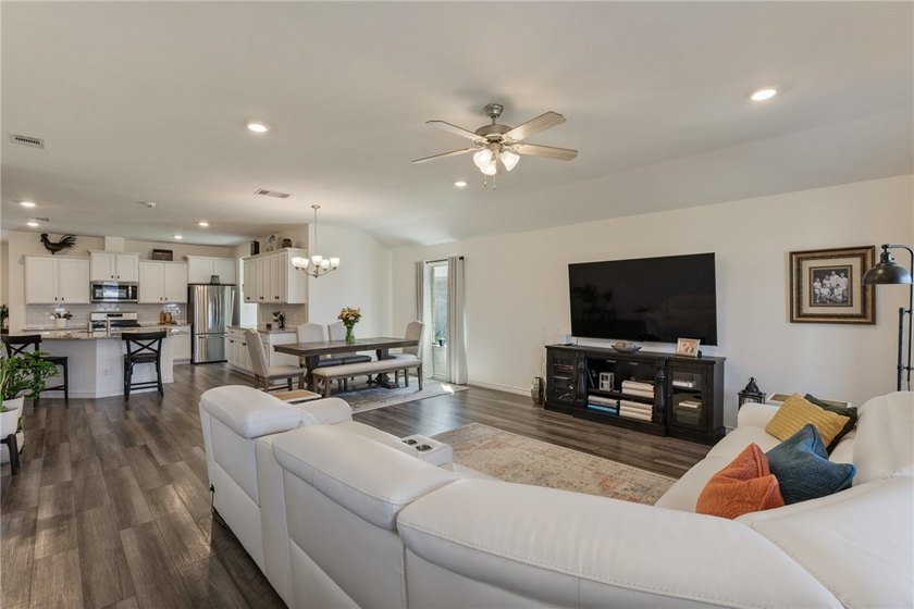This beautiful 4 bedroom, 2 bath home is located in the - photo 8