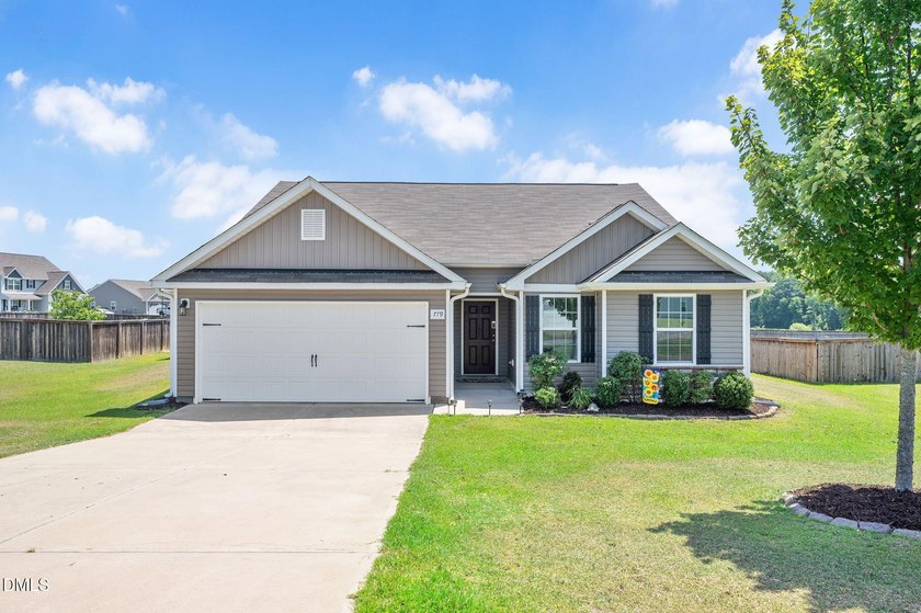 Welcome home to this beautifully maintained ranch in the heart - photo 2