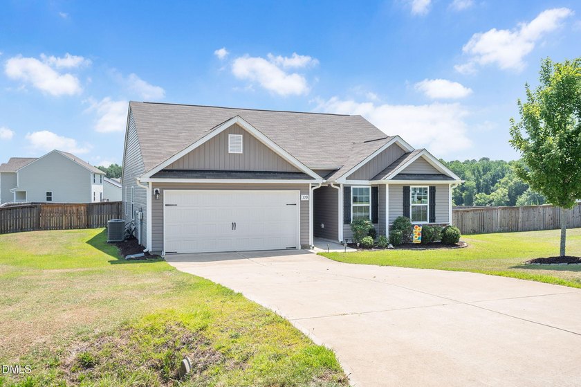 Welcome home to this beautifully maintained ranch in the heart - photo 3